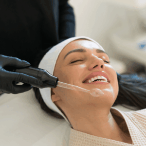 Lire la suite à propos de l’article Peau terne : quels soins médicaux pour retrouver de l’éclat ?