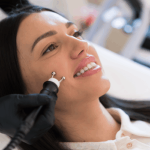 Lire la suite à propos de l’article Hydrafacial : est-ce adapté aux peaux acnéiques ?